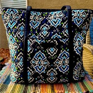 Beautiful Vera Bradley tote in Ink Blue pattern